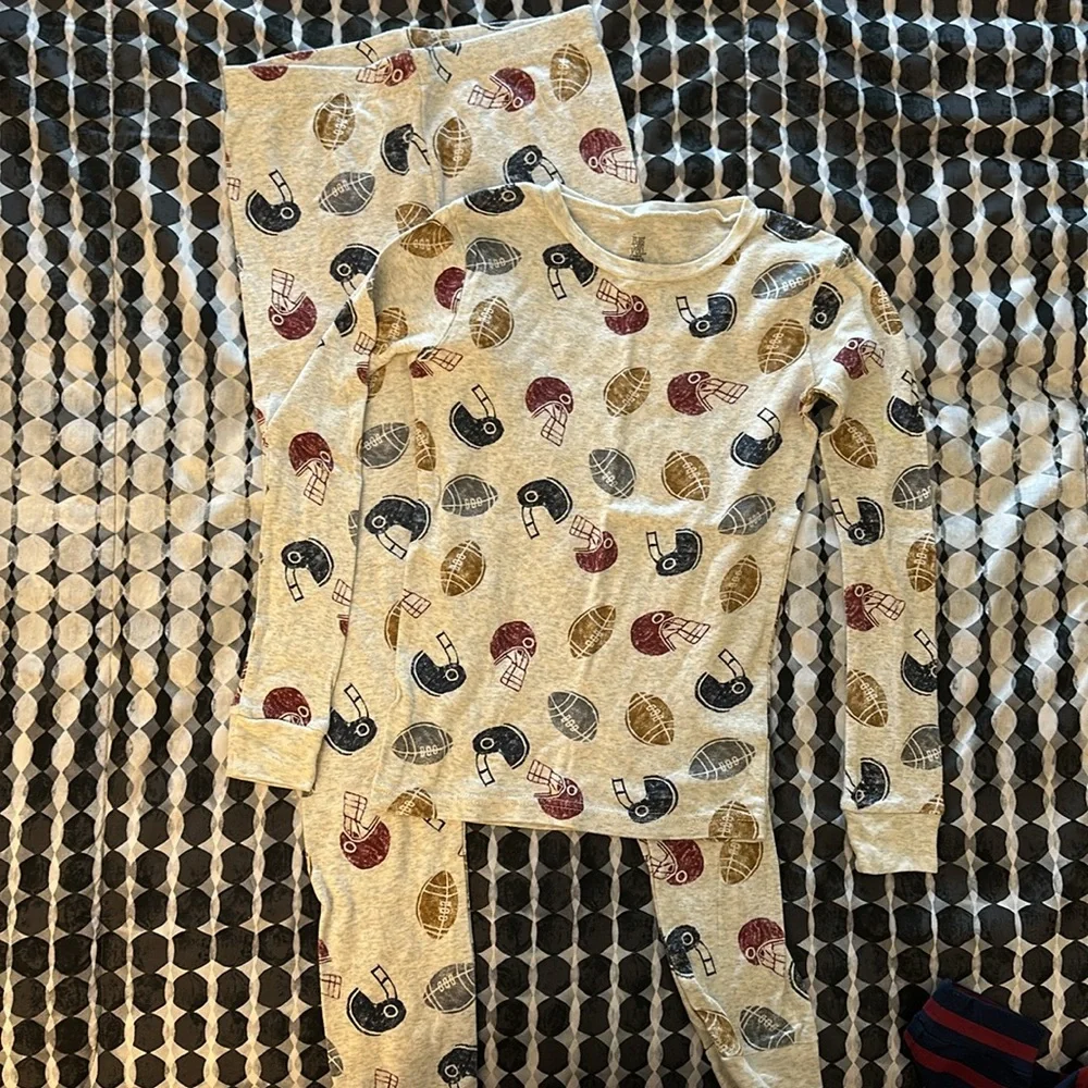 Carter’s PJs - Picture 2 of 3